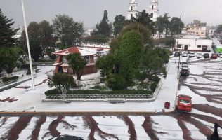 Se cubren de blanco calles de Ixtlahuaca tras fuerte granizada
