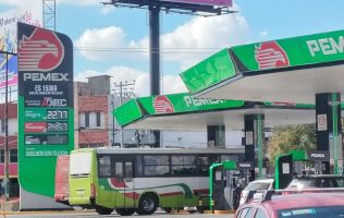 Siguen cargando gasolina con combis repletas de pasaje en Edomex