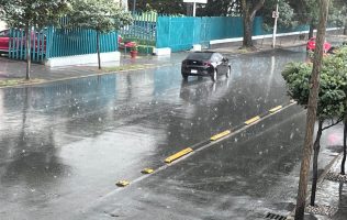 Sorprende granizada a Toluca se inundan calles y se detiene el tráfico