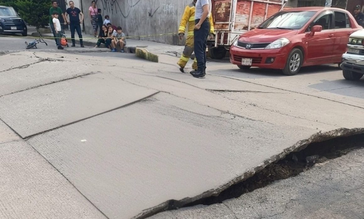 Truena el subsuelo en Valle de Chalco: estalla drenaje y levanta asfalto