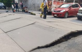 Truena el subsuelo en Valle de Chalco: estalla drenaje y levanta asfalto