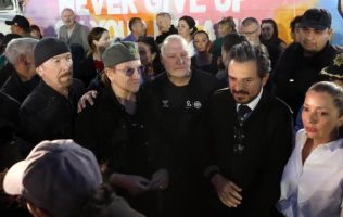 U2 sorprende a jóvenes en la final de Street Child World Cup en Texcoco