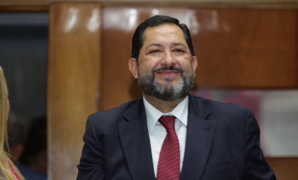 Va Paco Vázquez por un escaño en el Senado o una diputación federal