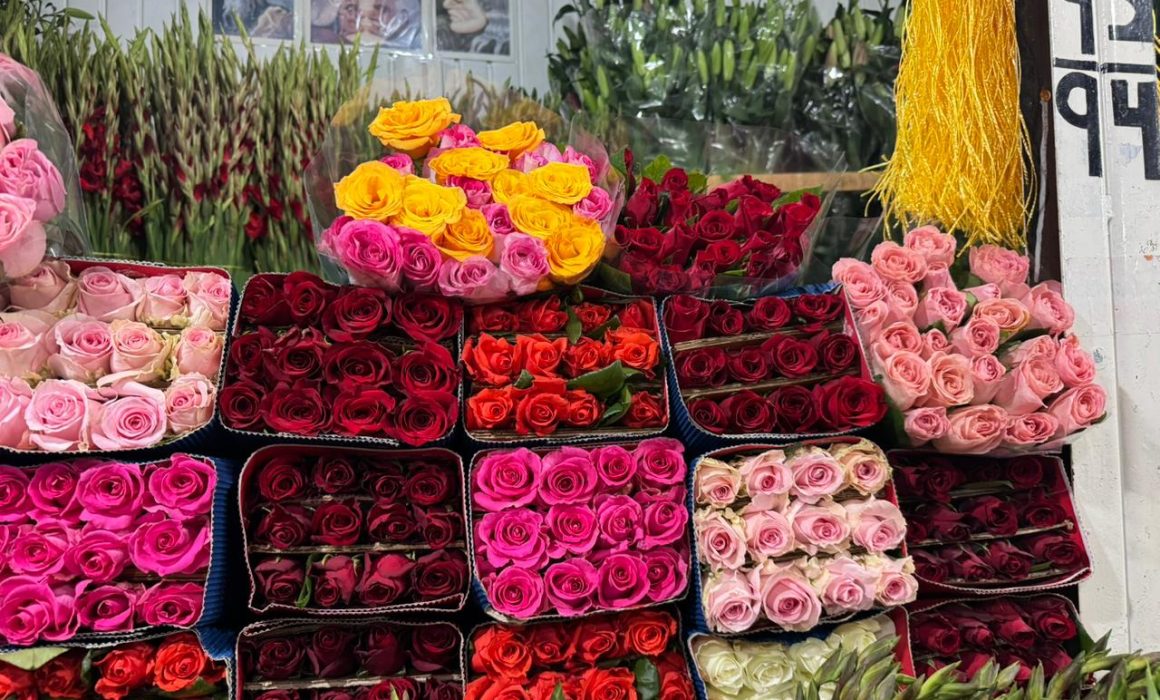 Van toluqueños a mercados locales por flores para el 10 de mayo