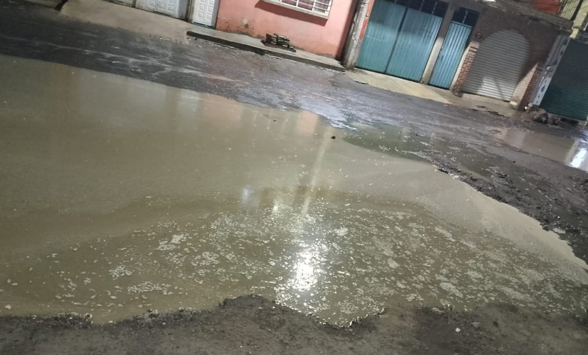 Vecinos de Texcoco denuncian inundación con aguas negras