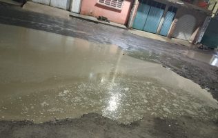 Vecinos de Texcoco denuncian inundación con aguas negras