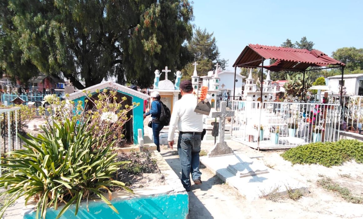 Visitan a madres difuntas en panteón de Huehuetoca previo al 10 de mayo
