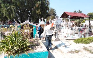 Visitan a madres difuntas en panteón de Huehuetoca previo al 10 de mayo