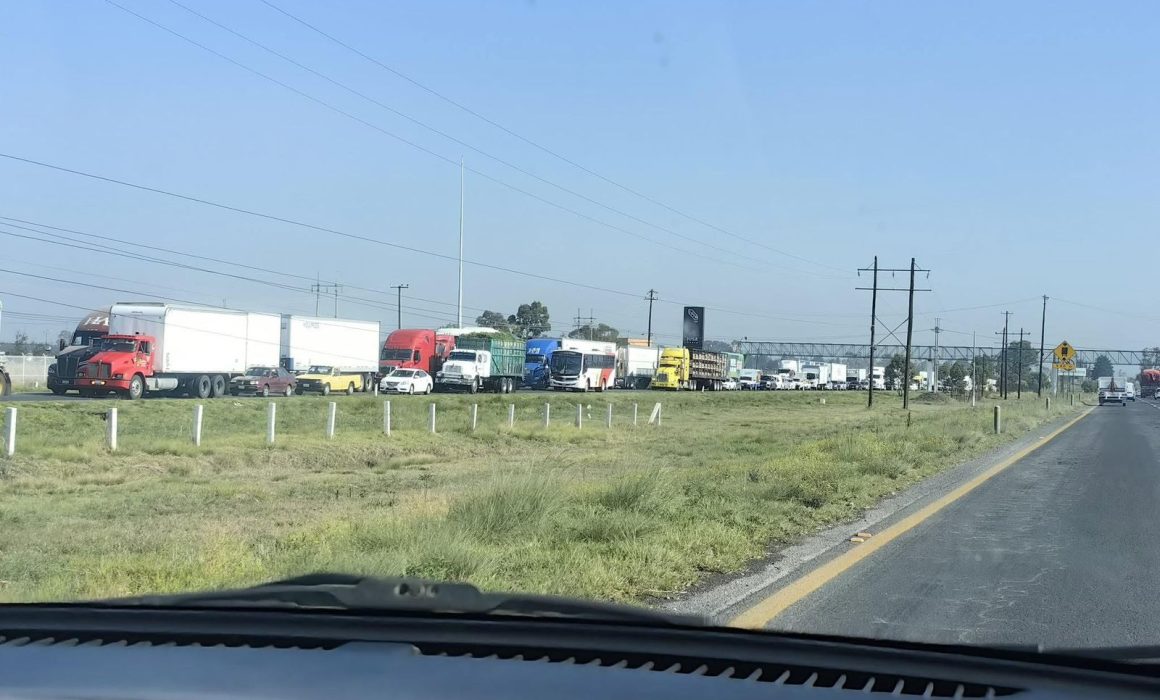Volcadura de tráiler provoca caos en la Toluca-Atlacomulco