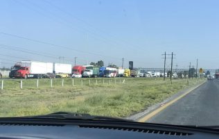 Volcadura de tráiler provoca caos en la Toluca-Atlacomulco