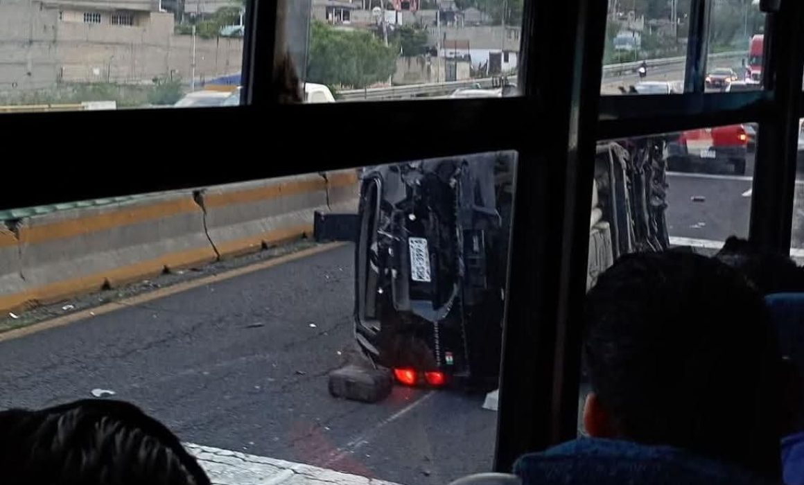 Vuelca auto en la Chamapa-Lechería y paraliza tránsito