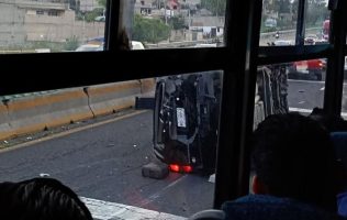 Vuelca auto en la Chamapa-Lechería y paraliza tránsito