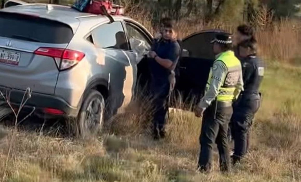 Vuelca auto en la Peñón-Texcoco tras derrame de lodo