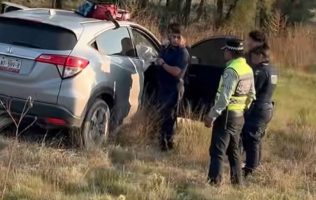 Vuelca auto en la Peñón-Texcoco tras derrame de lodo