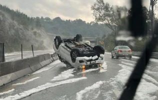 Vuelca camioneta en la Atlacomulco-Acambay por fuertes lluvias