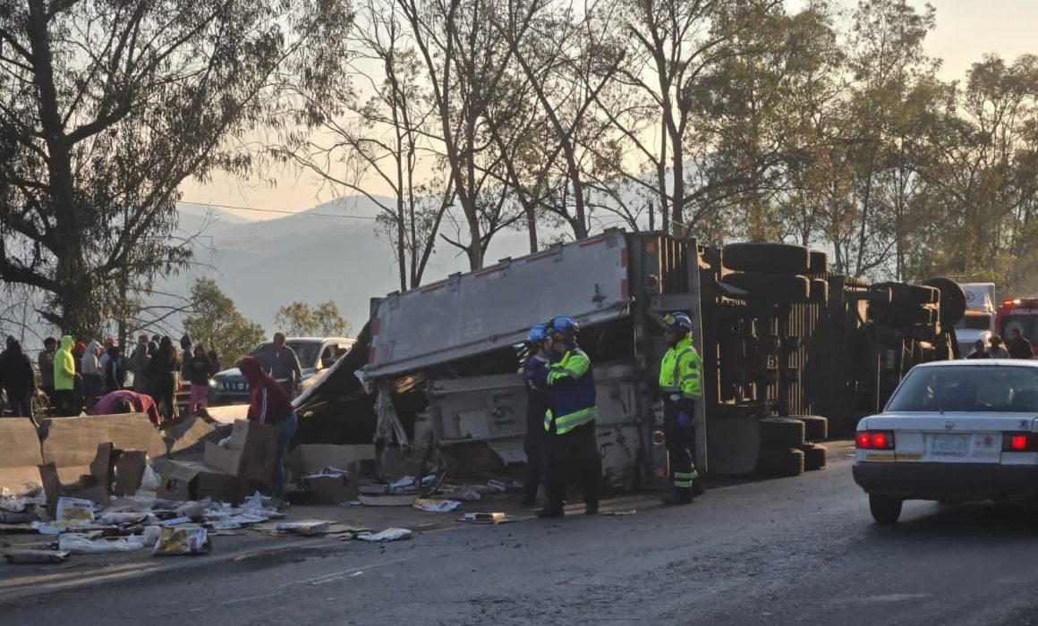 Vuelca tráiler con cereal y desata rapiña en la Atlacomulco-Acambay