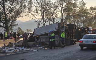 Vuelca tráiler con cereal y desata rapiña en la Atlacomulco-Acambay