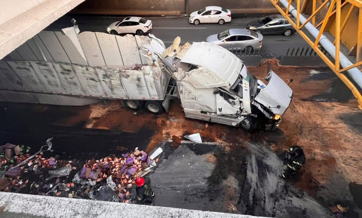 Vuelca tráiler en Alfredo del Mazo y provoca caos vial en Toluca