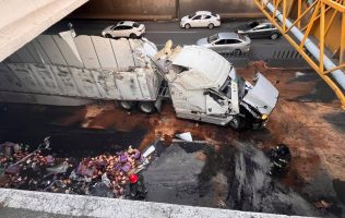 Vuelca tráiler en Alfredo del Mazo y provoca caos vial en Toluca