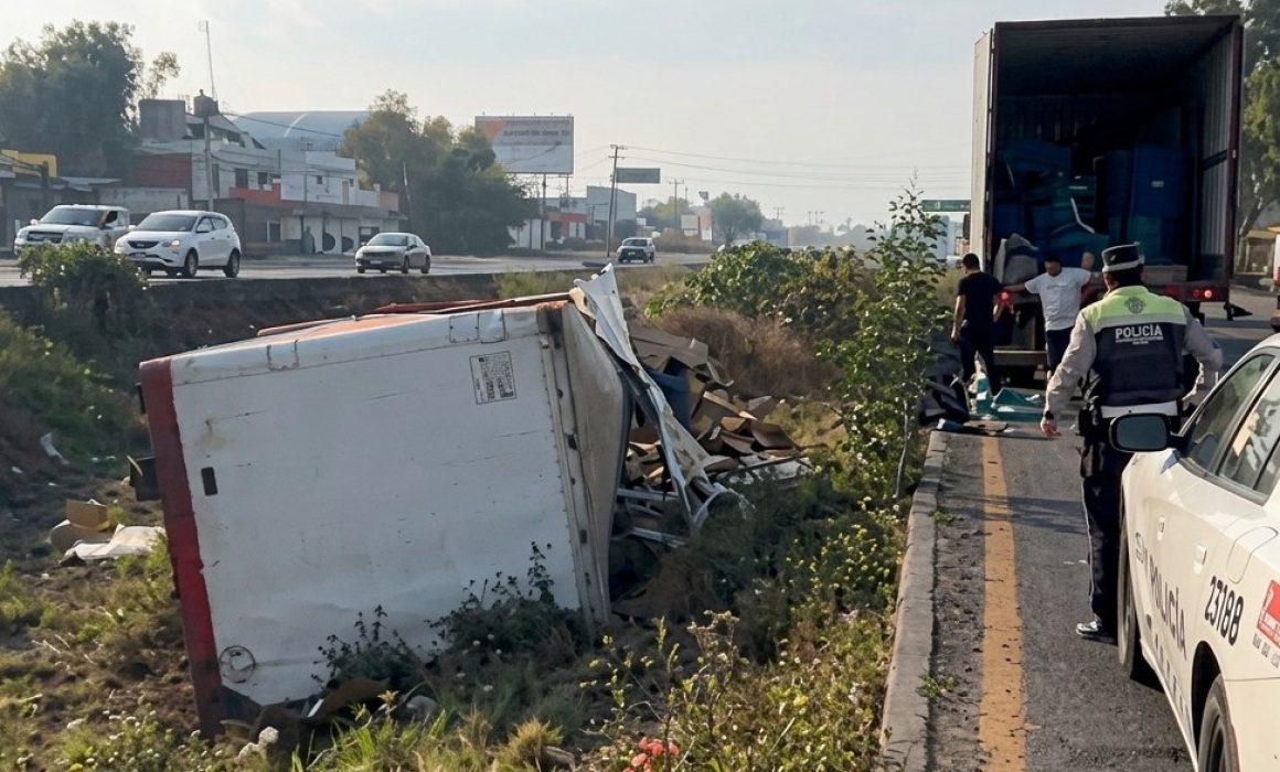 vuelca camión de productos de limpieza