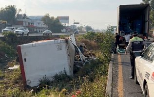 vuelca camión de productos de limpieza