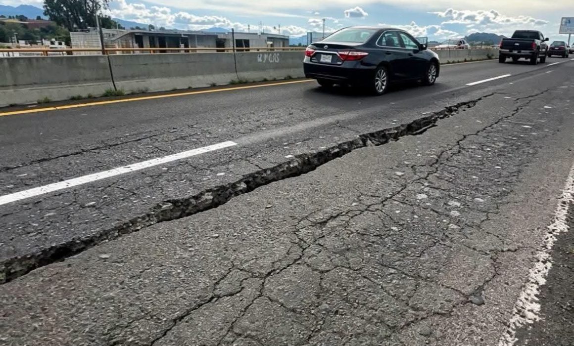 Alertan por grieta en puente de Chalco; autoridad solo pone señales