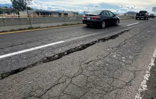Alertan por grieta en puente de Chalco; autoridad solo pone señales