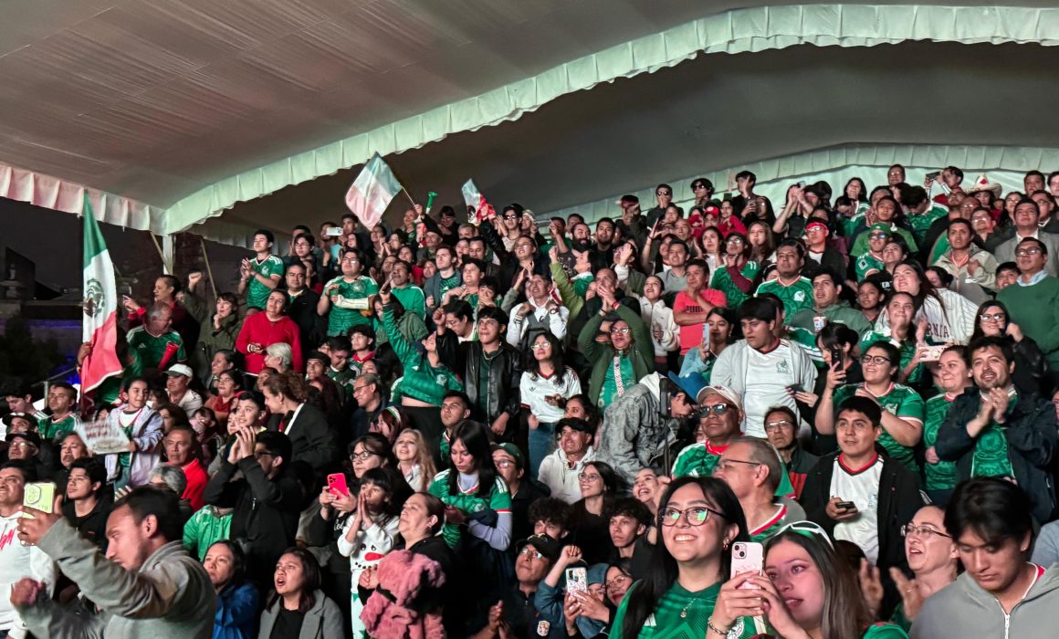 Alientan residentes del Edomex al Tri con playeras piratas