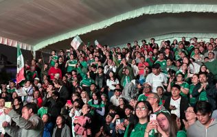Alientan residentes del Edomex al Tri con playeras piratas