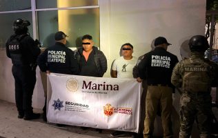 Asaltan con a gente en restaurante; autoridades de Ecatepec los capturan