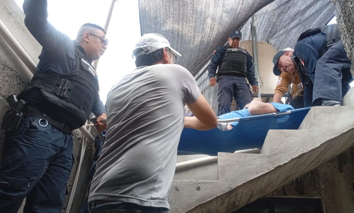 Auxilia Policía a trabajador tras descarga eléctrica en Chimalhuacán