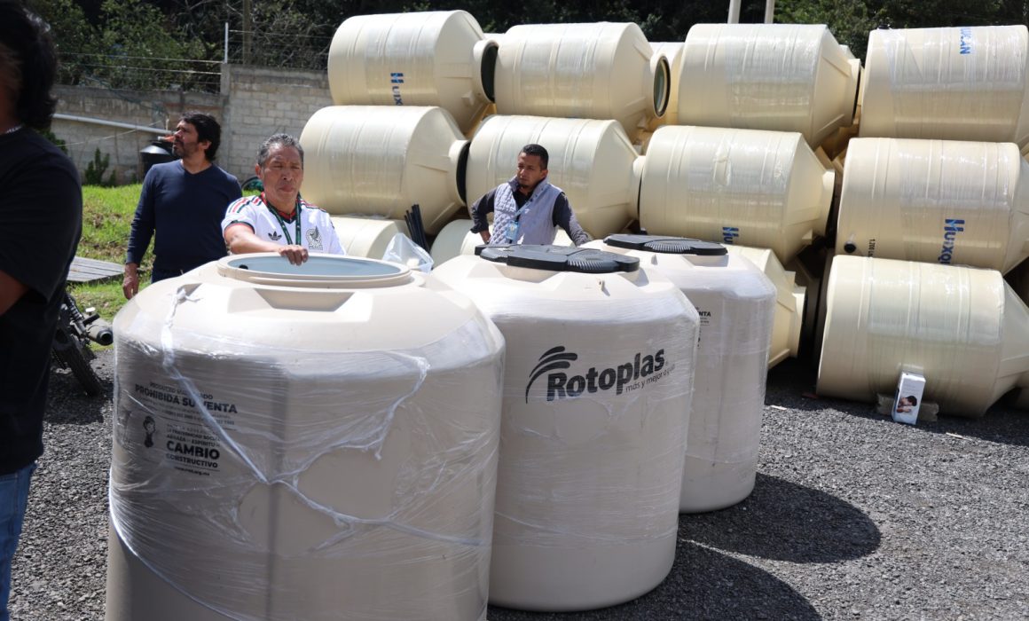 Beneficia Huixquilucan a familias con tinacos de mil 100 litros