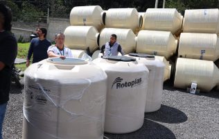 Beneficia Huixquilucan a familias con tinacos de mil 100 litros