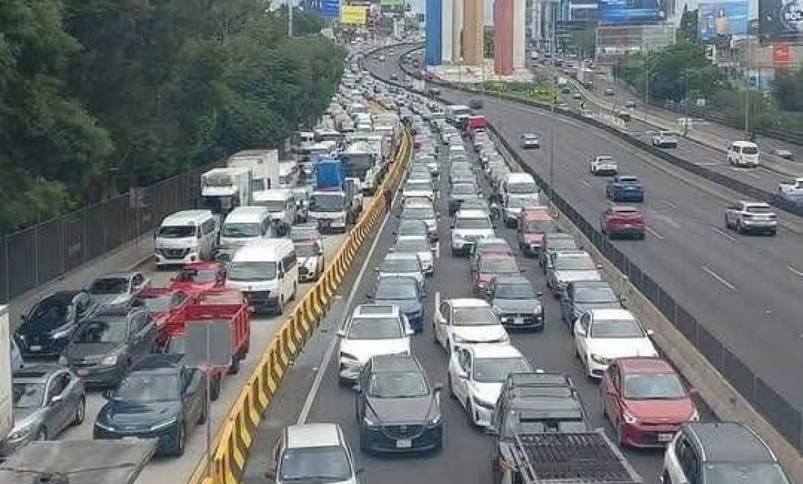 Bloquean transportistas de Zumpango Periférico Norte por extorsiones