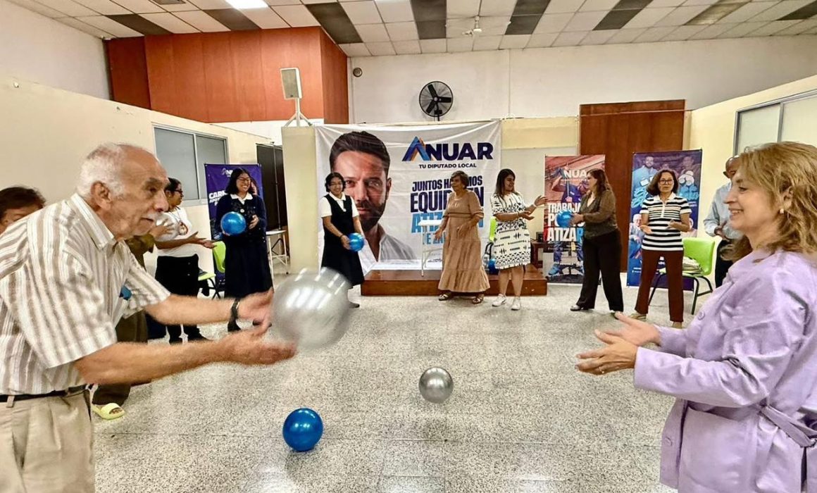 Brinda Anuar Azar apoyo a adultos mayores de Atizapán