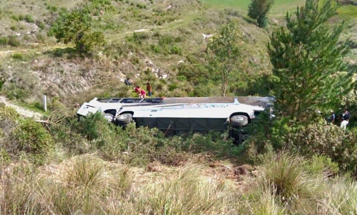Cae autobús de pasajeros a barranco; tragedia dejaría varios lesionados