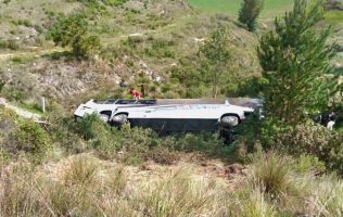 Cae autobús de pasajeros a barranco; tragedia dejaría varios lesionados