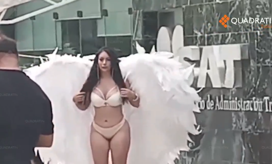 Causa revuelo en Tabasco 2000 modelo posando en lencería… y con alas