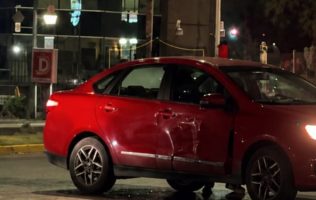 Choca patrulla estatal contra automóvil en cruce de Metepec