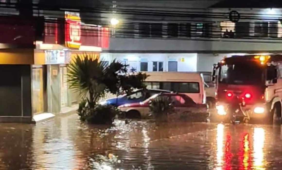 Colapsa granizada accesos a clínica y autopista en Valle de Chalco