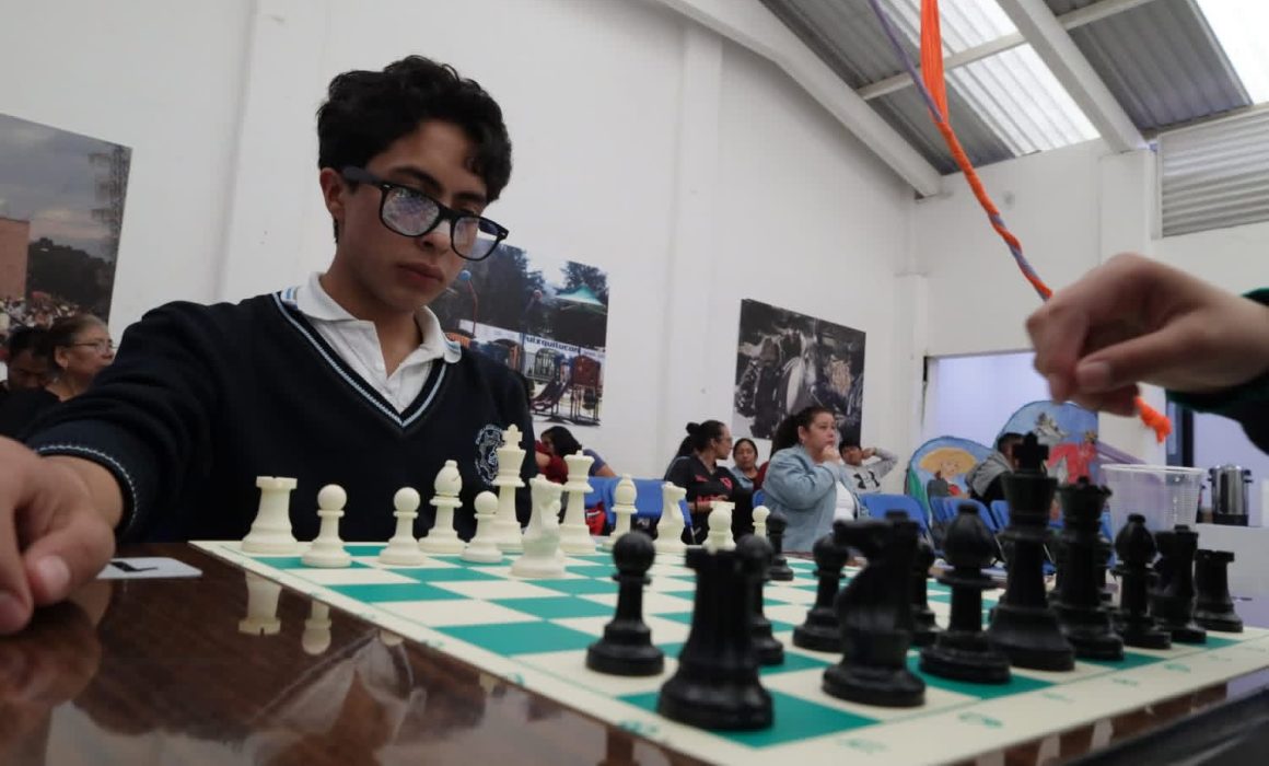 Compiten 320 alumnos en torneo de ajedrez organizado en Huixquilucan