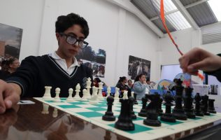 Compiten 320 alumnos en torneo de ajedrez organizado en Huixquilucan