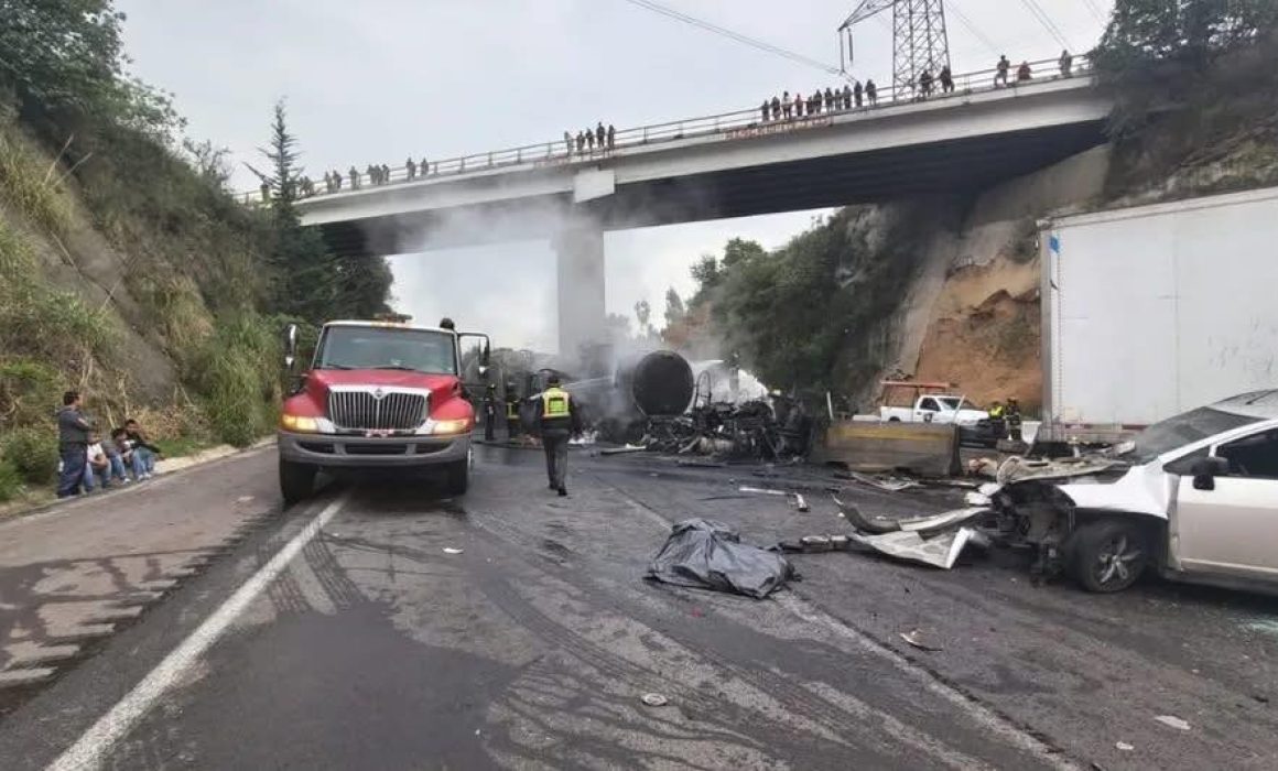 Continúa cierre total en la Chamapa-Lechería tras choque e incendio