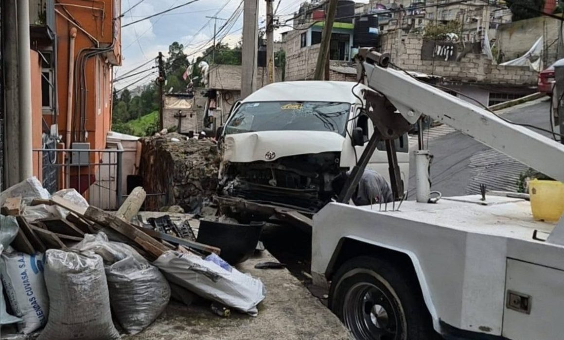 Deja al menos 3 lesionados choque de combi en Naucalpan