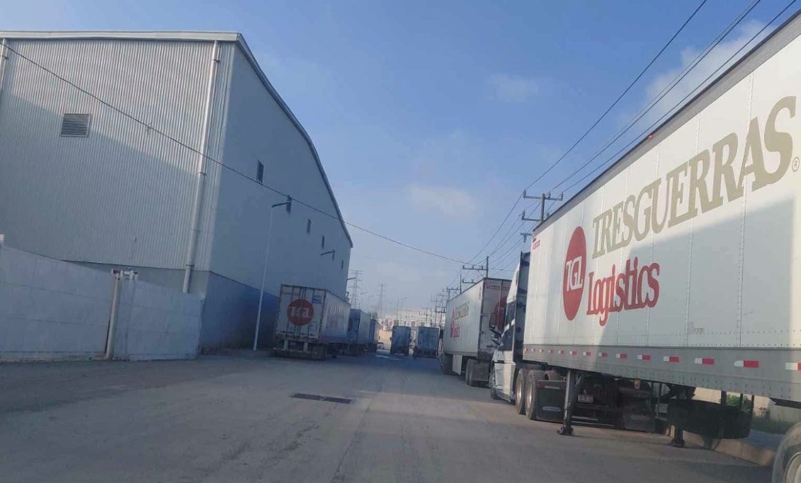 Denuncian a tractocamiones por causar riesgos en carretera del Edomex