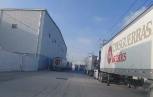 Denuncian a tractocamiones por causar riesgos en carretera del Edomex