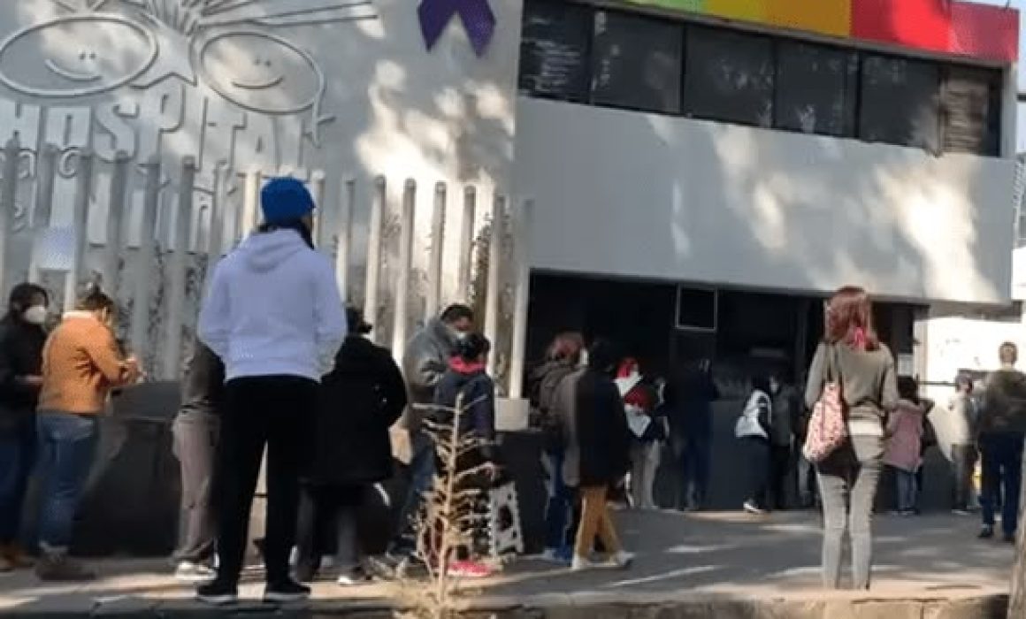 Denuncian que hospital no entrega a niña por adeudo de 13 mil pesos