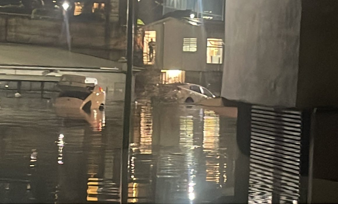 Desborda tormenta río San Joaquín y colapsa vialidades en Huixquilucan