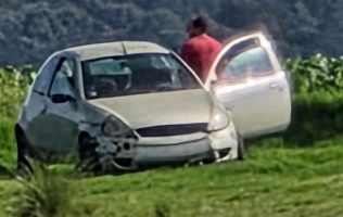Descubren a pareja teniendo relaciones dentro de auto en Xalatlaco