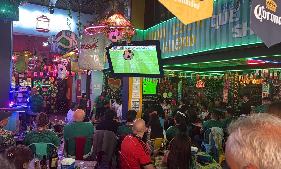 Celebran aficionados el triunfo mexicano entre comidas y bebidas.
